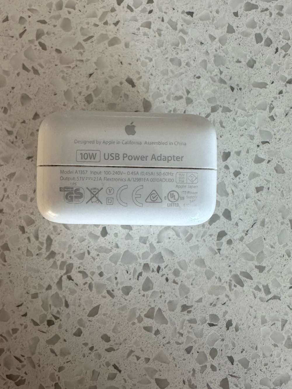 Apple 10W USB Power Adapter in white